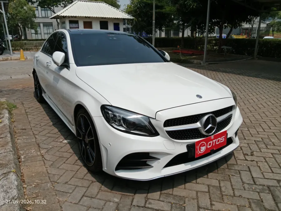 Foto Mobil Bekas Kanan Depan Mercedes-Benz C300 2.0 tahun 2020