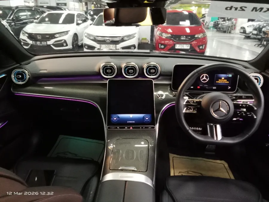 Foto Mobil Bekas Dashboard Mercedes-Benz C300 2.0 tahun 2023