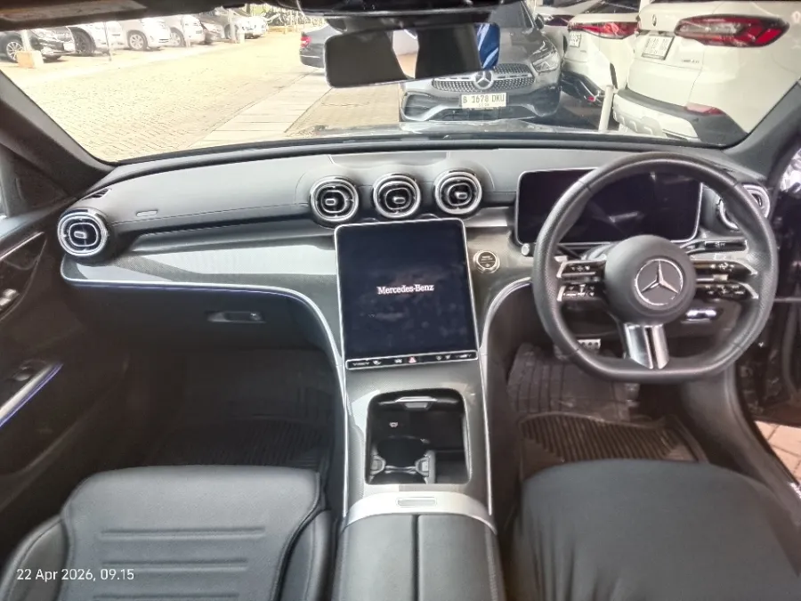 Foto Mobil Bekas Dashboard Mercedes-Benz C300 2.0 tahun 2023