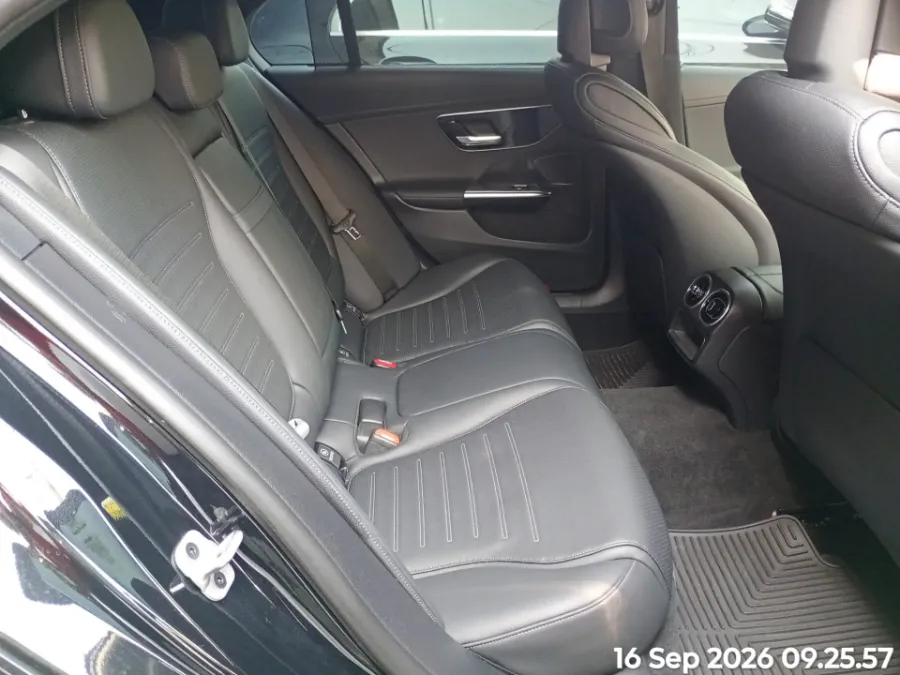 Foto Mobil Bekas Kabin Belakang Mercedes-Benz C300 2.0 tahun 2023