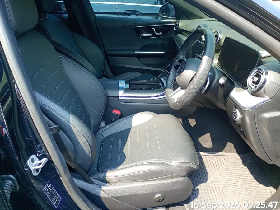Foto Mobil Bekas Kabin Depan Mercedes-Benz C300 2.0 tahun 2023
