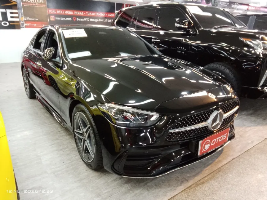 Foto Mobil Bekas Kanan Depan Mercedes-Benz C300 2.0 tahun 2023