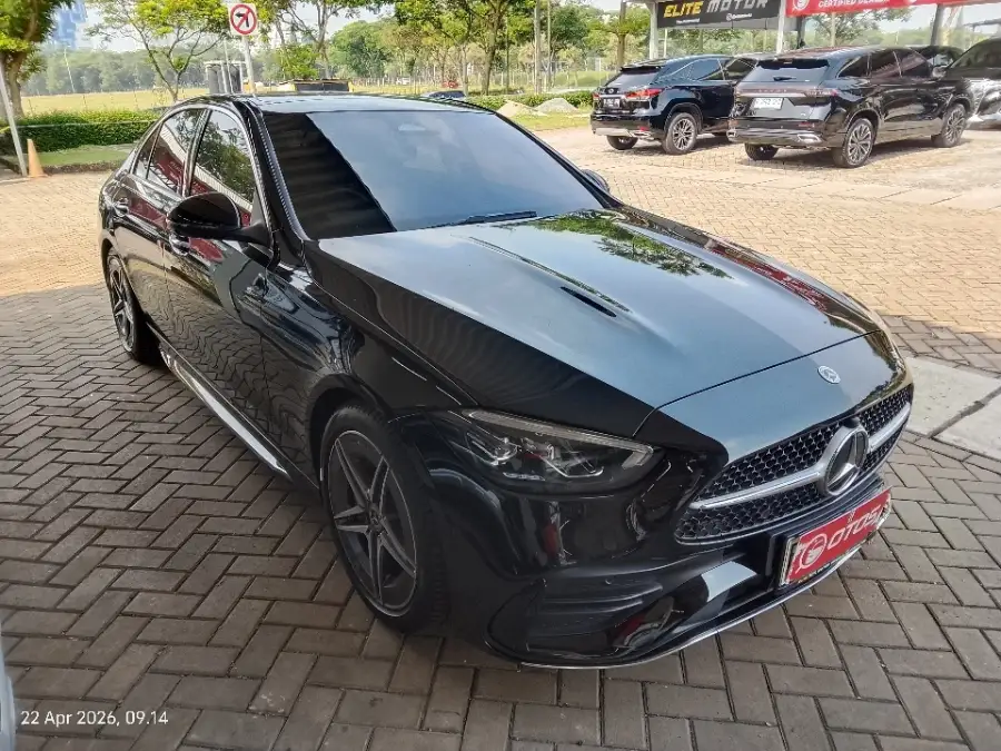 Foto Mobil Bekas Kanan Depan Mercedes-Benz C300 2.0 tahun 2023