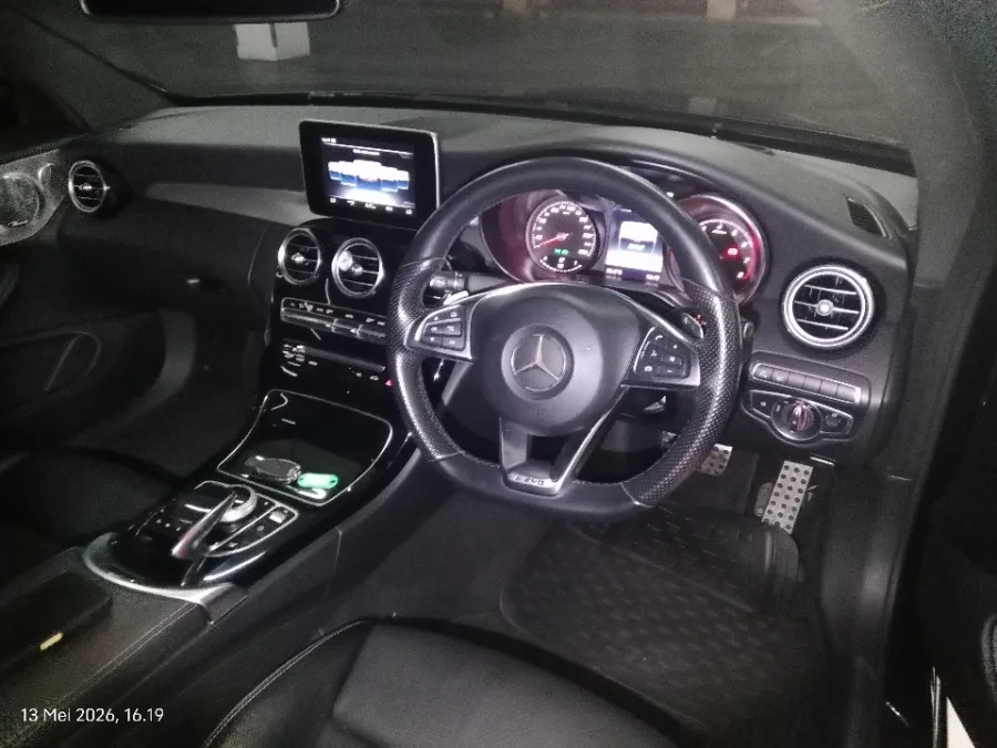 Foto Mobil Bekas Dashboard Mercedes-Benz C300 2.0 AMG tahun 2017