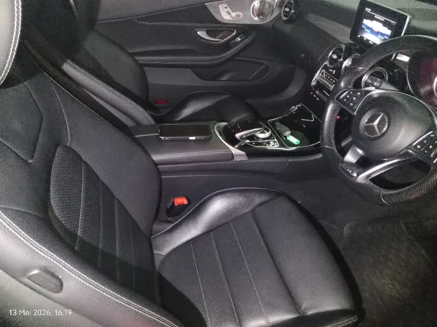 Foto Mobil Bekas Kabin Depan Mercedes-Benz C300 2.0 AMG tahun 2017