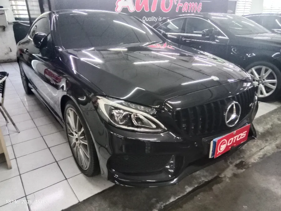 Foto Mobil Bekas Kanan Depan Mercedes-Benz C300 2.0 AMG tahun 2017