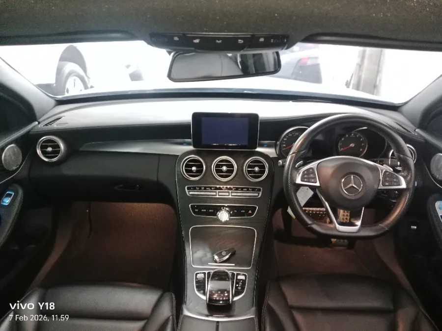 Foto Mobil Bekas Dashboard Mercedes-Benz C300 2.0 AMG tahun 2018