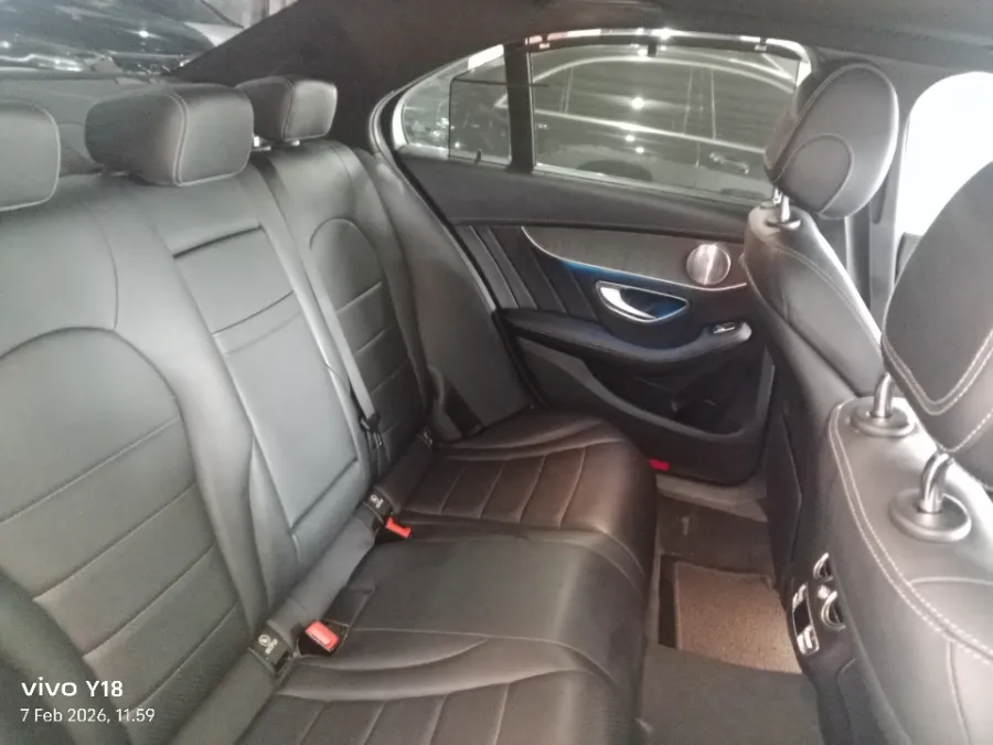 Foto Mobil Bekas Kabin Belakang Mercedes-Benz C300 2.0 AMG tahun 2018