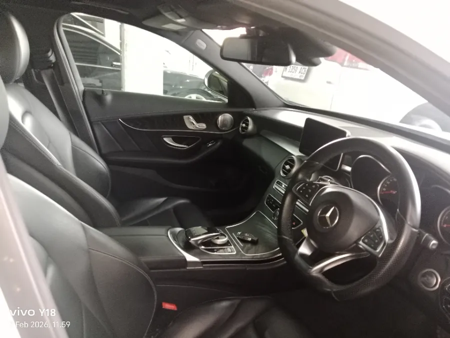 Foto Mobil Bekas Kabin Depan Mercedes-Benz C300 2.0 AMG tahun 2018