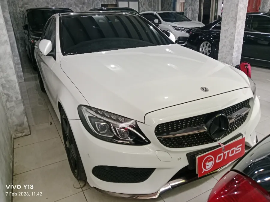 Foto Mobil Bekas Kanan Depan Mercedes-Benz C300 2.0 AMG tahun 2018