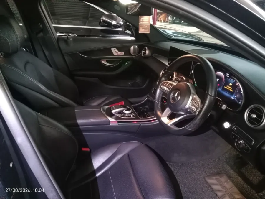 Foto Mobil Bekas Kabin Depan Mercedes-Benz C300 2.0 AMG tahun 2019