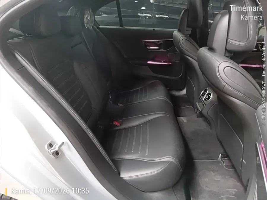 Foto Mobil Bekas Kabin Belakang Mercedes-Benz C300 2.0 AMG tahun 2022