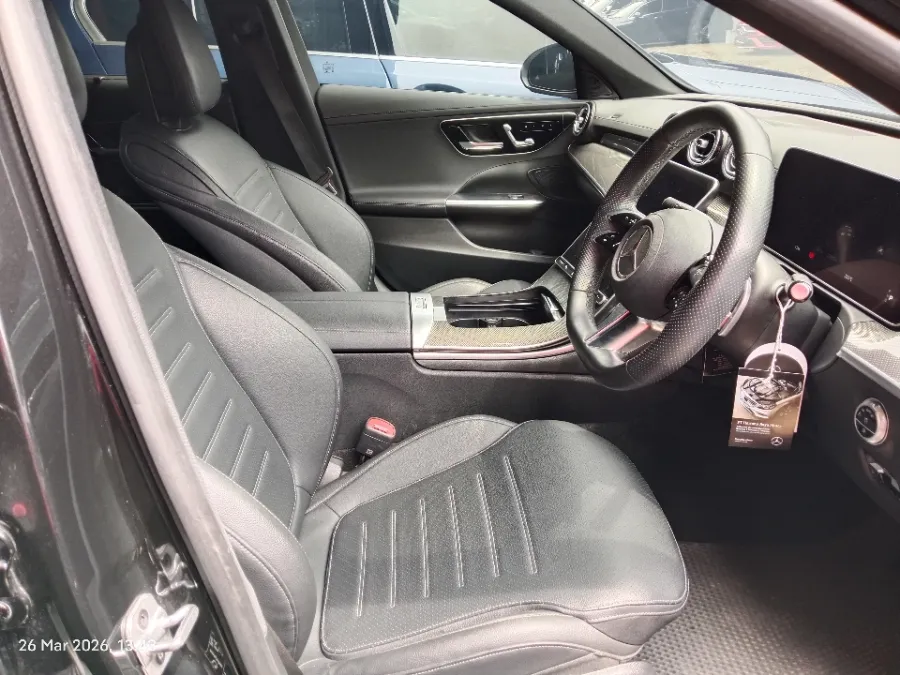 Foto Mobil Bekas Kabin Depan Mercedes-Benz C300 2.0 AMG tahun 2022