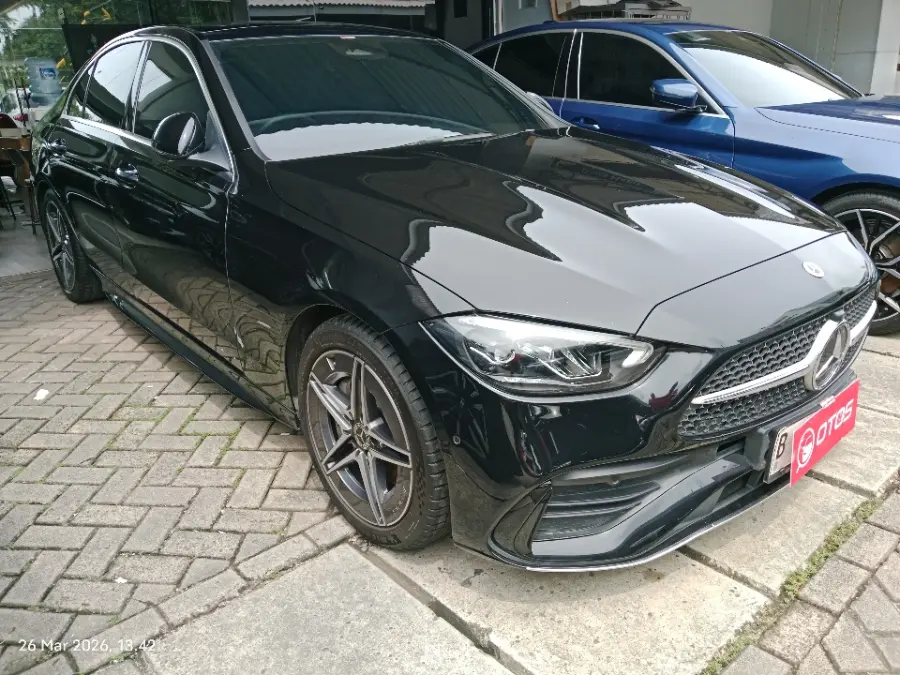Foto Mobil Bekas Kanan Depan Mercedes-Benz C300 2.0 AMG tahun 2022