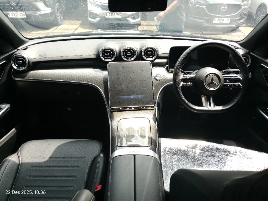 Foto Mobil Bekas Dashboard Mercedes-Benz C300 2.0 AMG tahun 2023