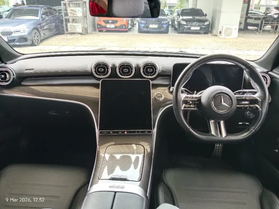Foto Mobil Bekas Dashboard Mercedes-Benz C300 2.0 AMG tahun 2023