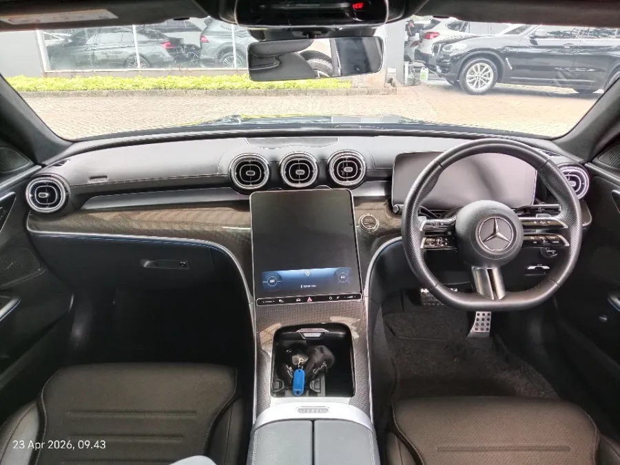 Foto Mobil Bekas Dashboard Mercedes-Benz C300 2.0 AMG tahun 2023