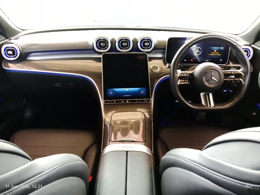 Foto Mobil Bekas Dashboard Mercedes-Benz C300 2.0 AMG tahun 2023
