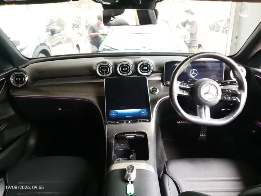 Foto Mobil Bekas Dashboard Mercedes-Benz C300 2.0 AMG tahun 2023