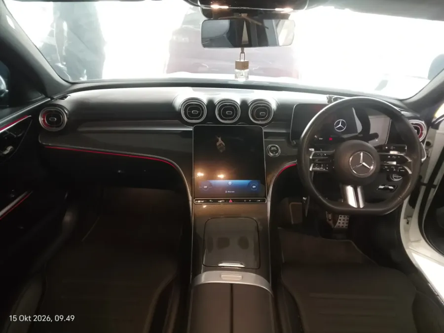 Foto Mobil Bekas Dashboard Mercedes-Benz C300 2.0 AMG tahun 2023