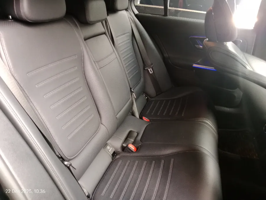 Foto Mobil Bekas Kabin Belakang Mercedes-Benz C300 2.0 AMG tahun 2023