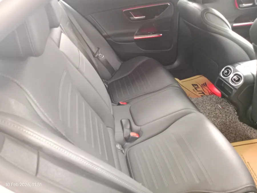 Foto Mobil Bekas Kabin Belakang Mercedes-Benz C300 2.0 AMG tahun 2023
