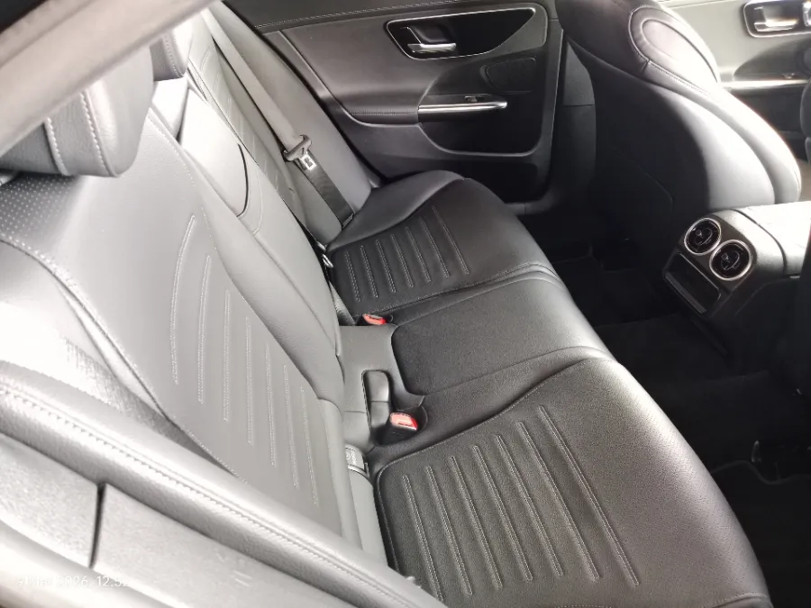Foto Mobil Bekas Kabin Belakang Mercedes-Benz C300 2.0 AMG tahun 2023