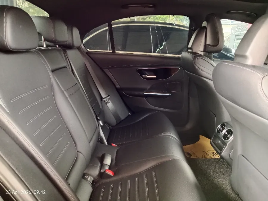 Foto Mobil Bekas Kabin Belakang Mercedes-Benz C300 2.0 AMG tahun 2023