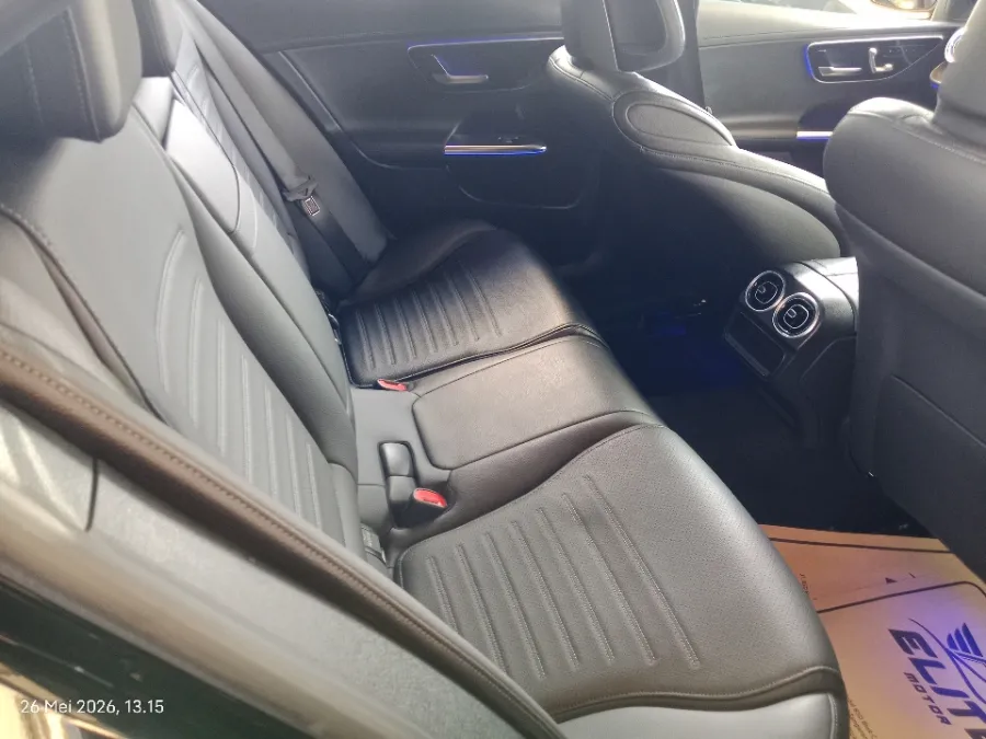 Foto Mobil Bekas Kabin Belakang Mercedes-Benz C300 2.0 AMG tahun 2023