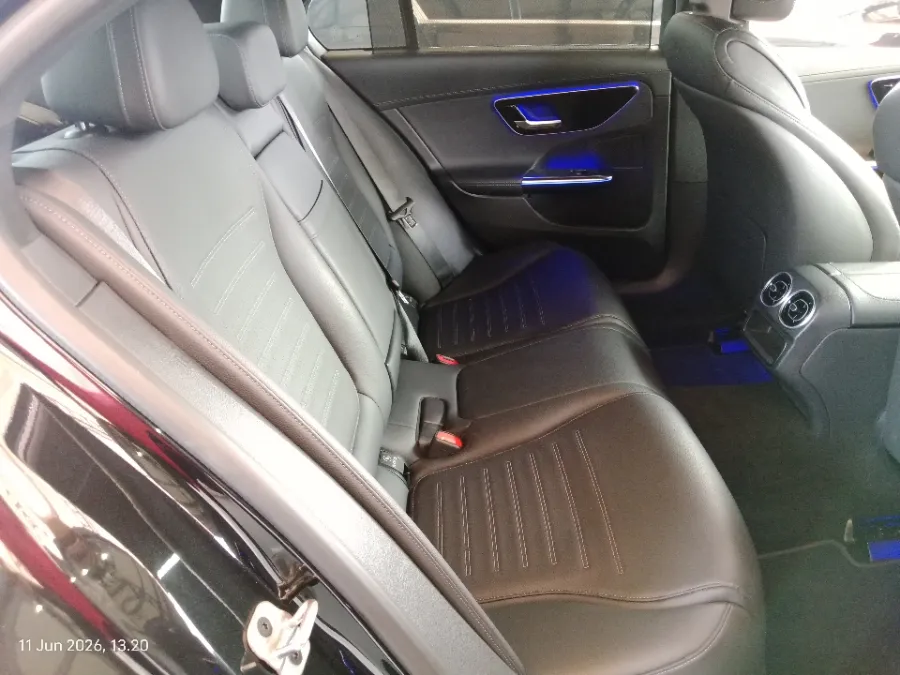 Foto Mobil Bekas Kabin Belakang Mercedes-Benz C300 2.0 AMG tahun 2023