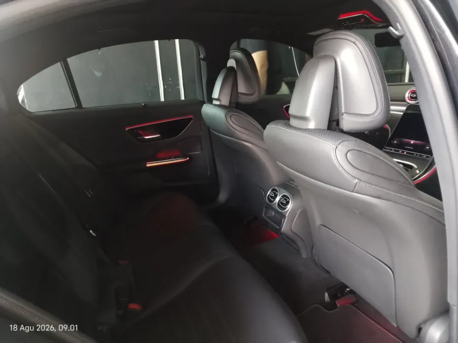 Foto Mobil Bekas Kabin Belakang Mercedes-Benz C300 2.0 AMG tahun 2023