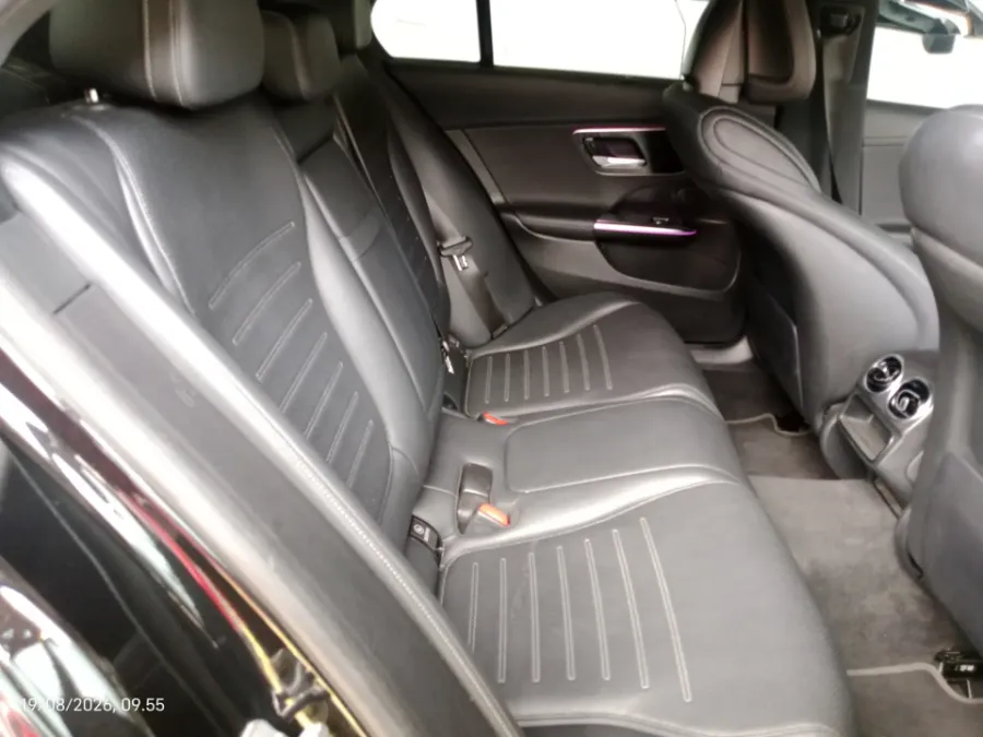 Foto Mobil Bekas Kabin Belakang Mercedes-Benz C300 2.0 AMG tahun 2023