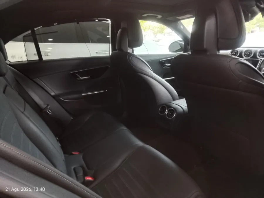 Foto Mobil Bekas Kabin Belakang Mercedes-Benz C300 2.0 AMG tahun 2023