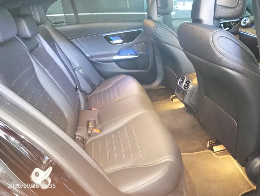 Foto Mobil Bekas Kabin Belakang Mercedes-Benz C300 2.0 AMG tahun 2023
