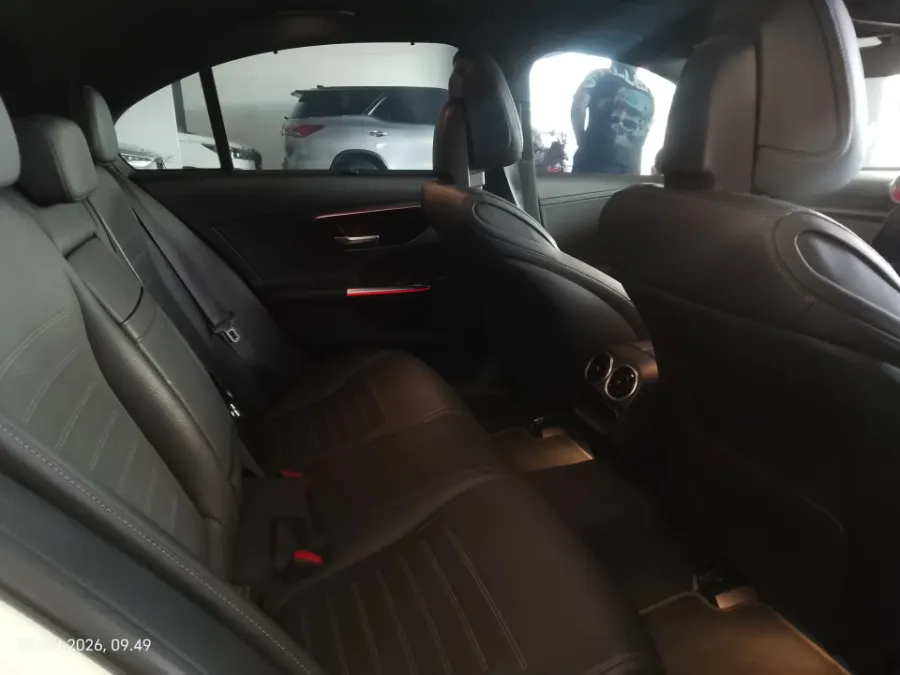 Foto Mobil Bekas Kabin Belakang Mercedes-Benz C300 2.0 AMG tahun 2023