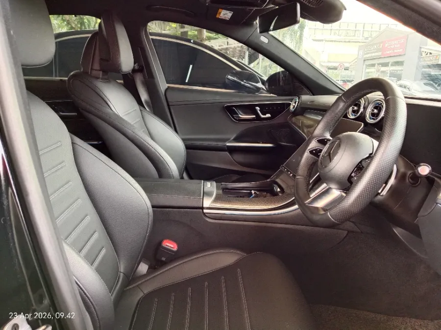 Foto Mobil Bekas Kabin Depan Mercedes-Benz C300 2.0 AMG tahun 2023