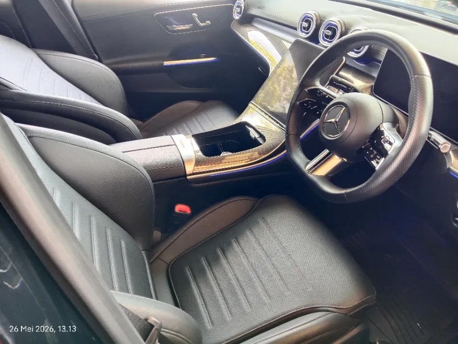 Foto Mobil Bekas Kabin Depan Mercedes-Benz C300 2.0 AMG tahun 2023
