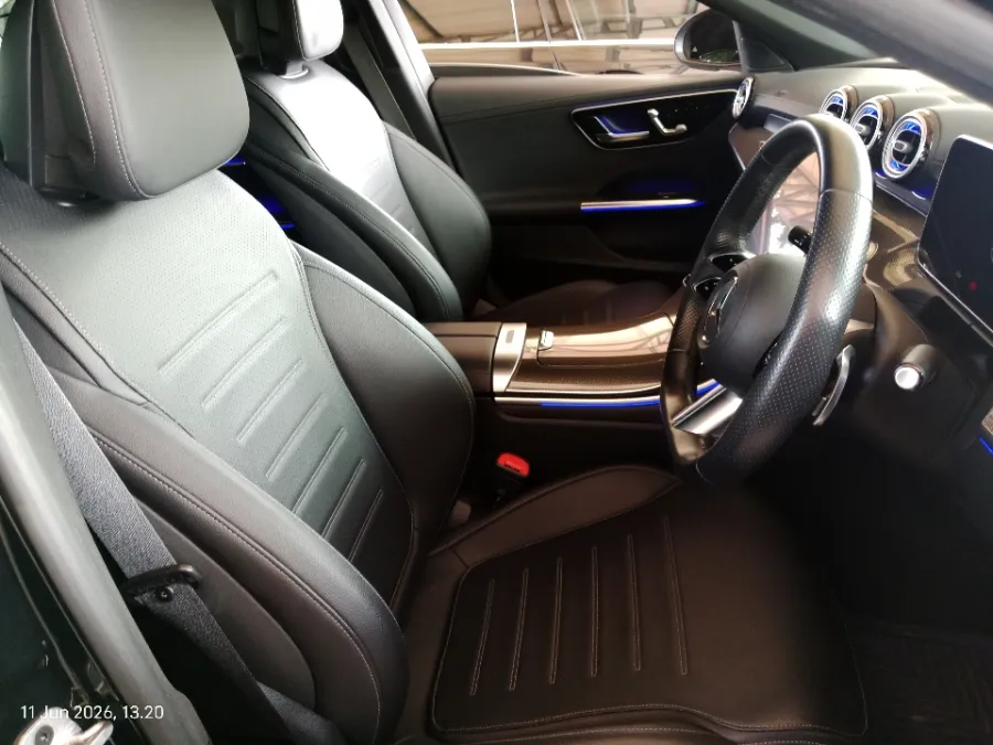 Foto Mobil Bekas Kabin Depan Mercedes-Benz C300 2.0 AMG tahun 2023
