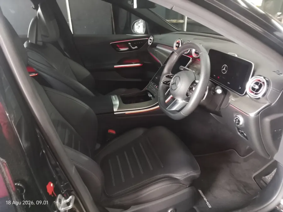 Foto Mobil Bekas Kabin Depan Mercedes-Benz C300 2.0 AMG tahun 2023