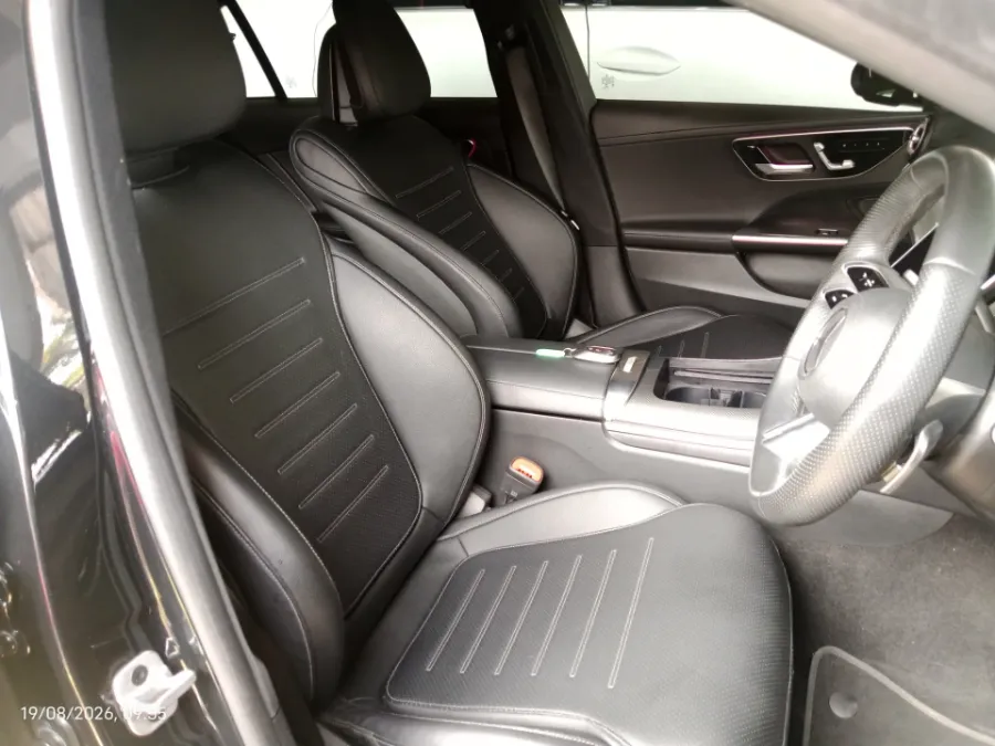 Foto Mobil Bekas Kabin Depan Mercedes-Benz C300 2.0 AMG tahun 2023