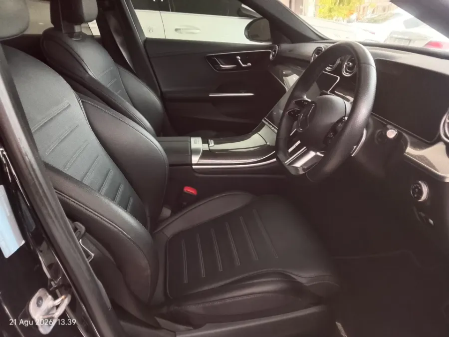 Foto Mobil Bekas Kabin Depan Mercedes-Benz C300 2.0 AMG tahun 2023