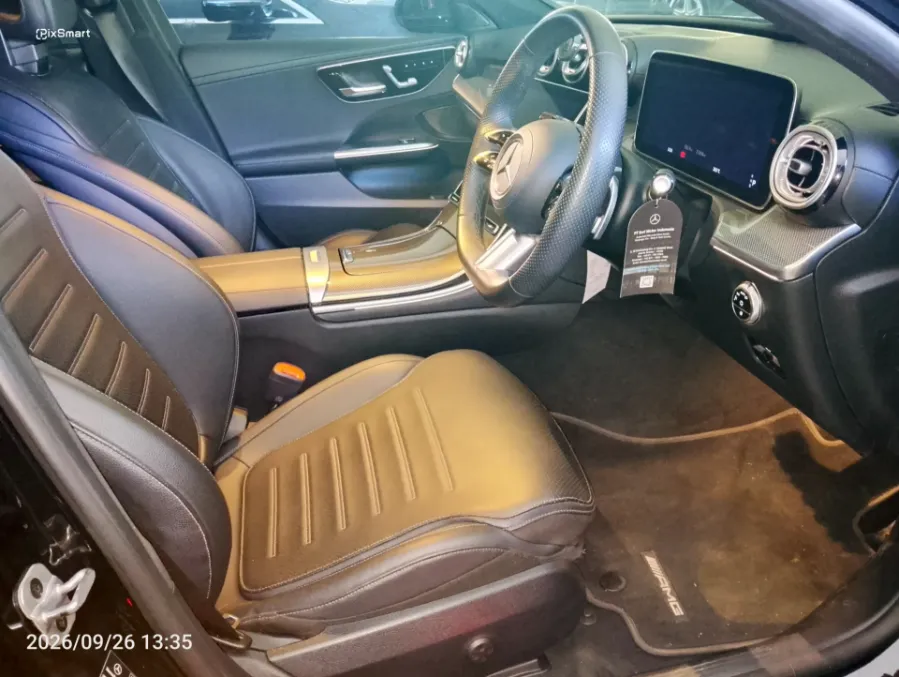 Foto Mobil Bekas Kabin Depan Mercedes-Benz C300 2.0 AMG tahun 2023