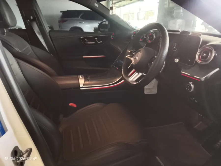 Foto Mobil Bekas Kabin Depan Mercedes-Benz C300 2.0 AMG tahun 2023