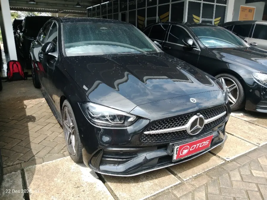 Foto Mobil Bekas Kanan Depan Mercedes-Benz C300 2.0 AMG tahun 2023