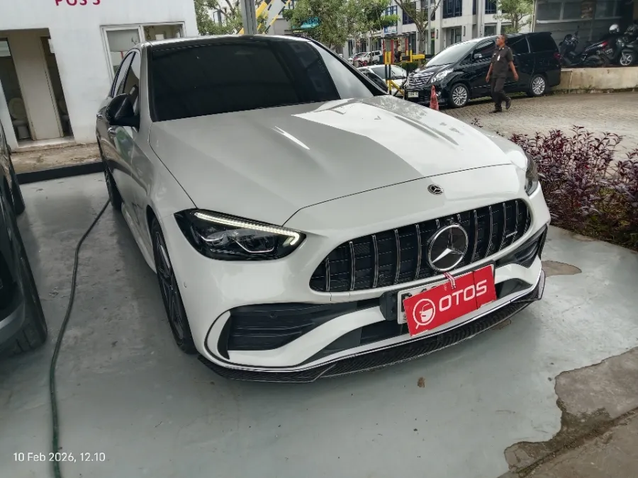 Foto Mobil Bekas Kanan Depan Mercedes-Benz C300 2.0 AMG tahun 2023