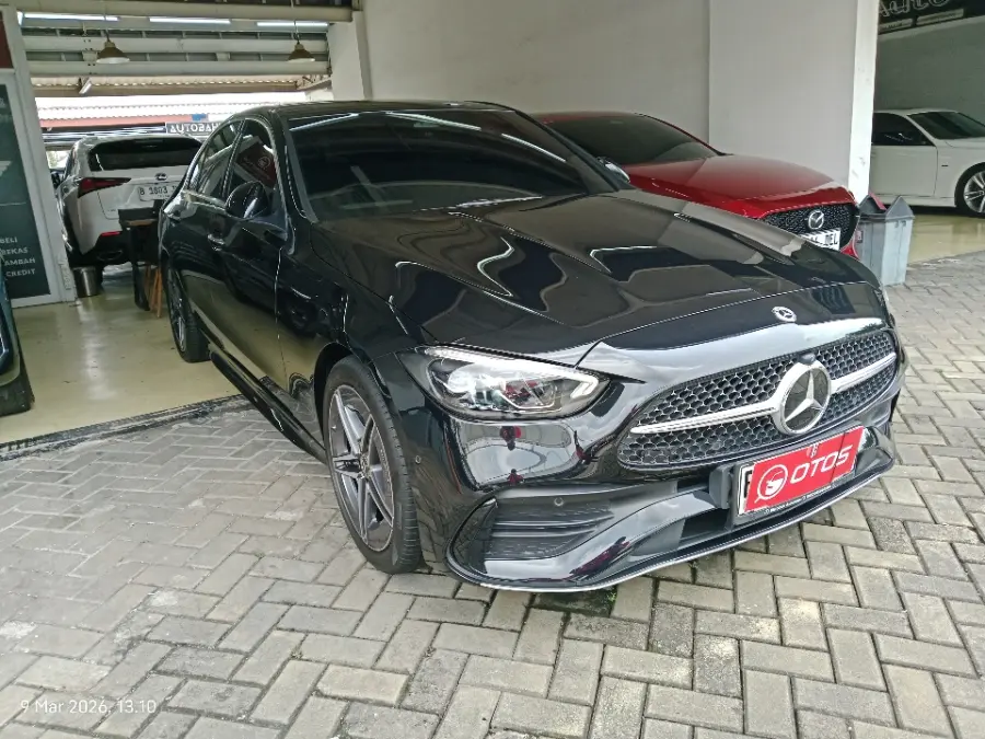Foto Mobil Bekas Kanan Depan Mercedes-Benz C300 2.0 AMG tahun 2023