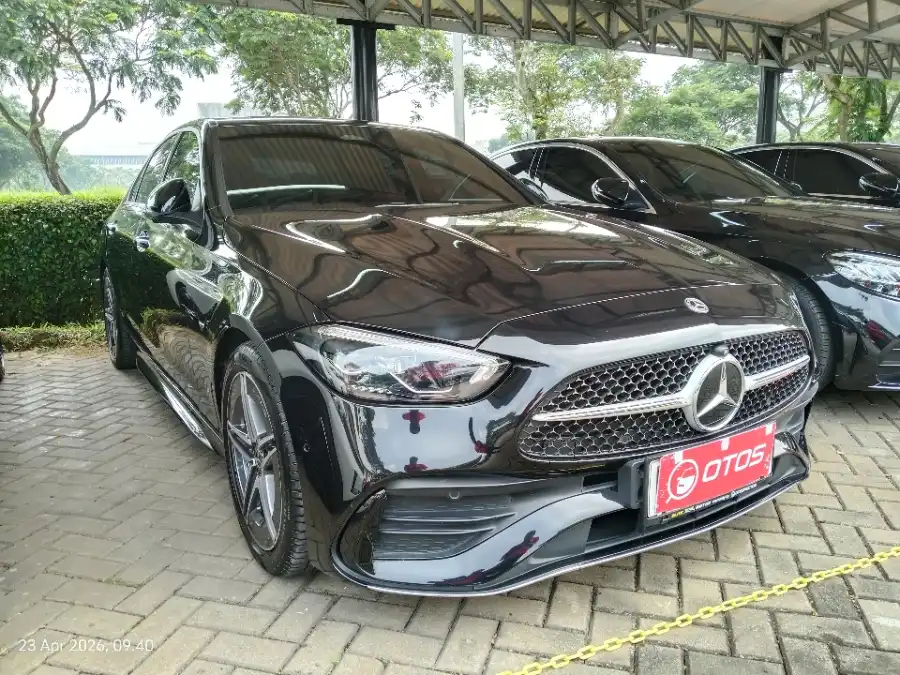 Foto Mobil Bekas Kanan Depan Mercedes-Benz C300 2.0 AMG tahun 2023