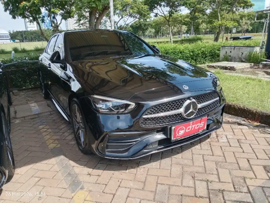 Foto Mobil Bekas Kanan Depan Mercedes-Benz C300 2.0 AMG tahun 2023