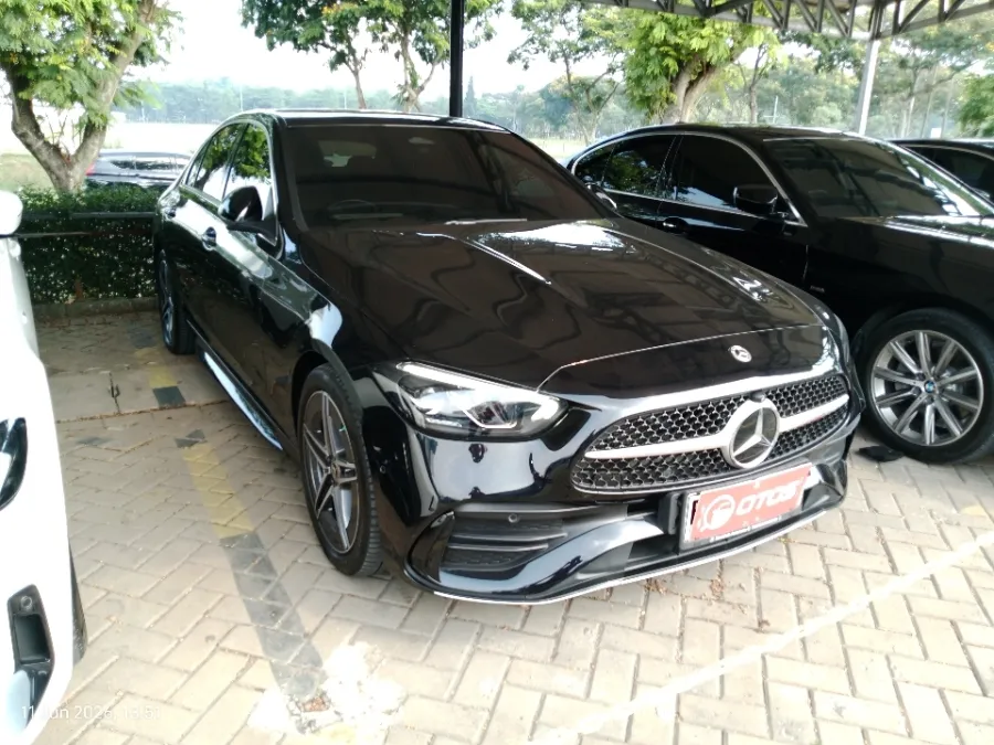 Foto Mobil Bekas Kanan Depan Mercedes-Benz C300 2.0 AMG tahun 2023