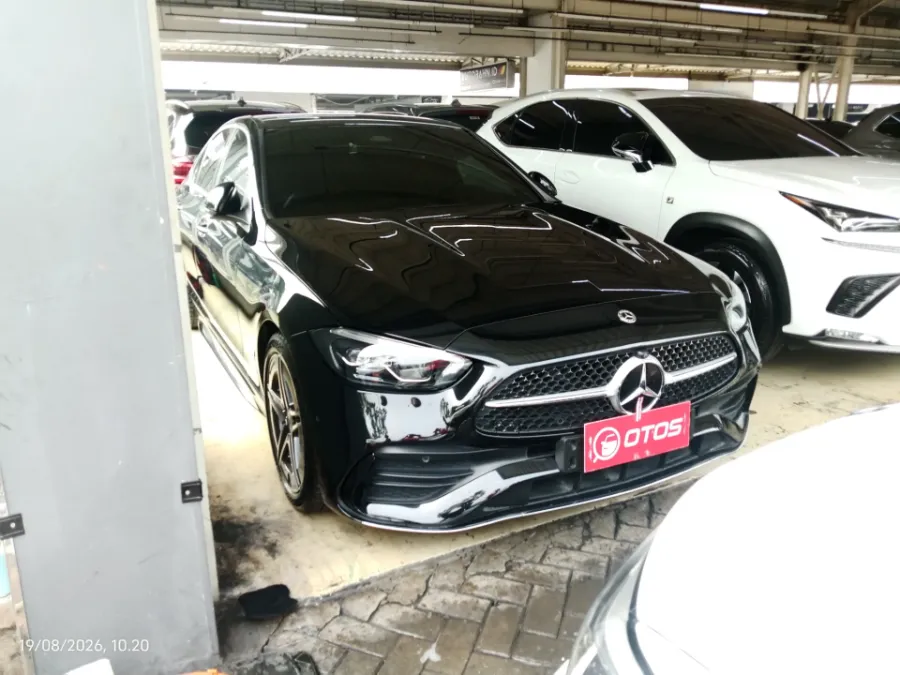 Foto Mobil Bekas Kanan Depan Mercedes-Benz C300 2.0 AMG tahun 2023